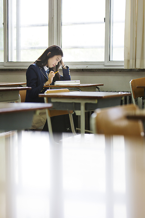 포토 JPG 주간 학생 응시 여학생 여자 교복 창문 교실 학교 청소년 여고생 고등학생 실내 한명 들기 사람 앉기 동양인 상반신 옆모습 10대 책 연필 한국인 책상 여자만 여자한명만 십대만 십대여자만 십대여자한명만 국내포토 자연요소 1 시선 옷 교육 뷰포인트 가구 모션 학용품 인종 내부 필기구 파일형식