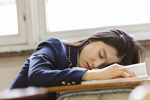 포토 JPG 주간 학생 여학생 여자 교복 엎드리기 교실 학교 청소년 여고생 고등학생 실내 한명 사람 앉기 동양인 상반신 옆모습 10대 책 한국인 잠 책상 여자만 여자한명만 십대만 십대여자만 십대여자한명만 국내포토 자연요소 1 옷 교육 뷰포인트 가구 모션 인종 내부 파일형식