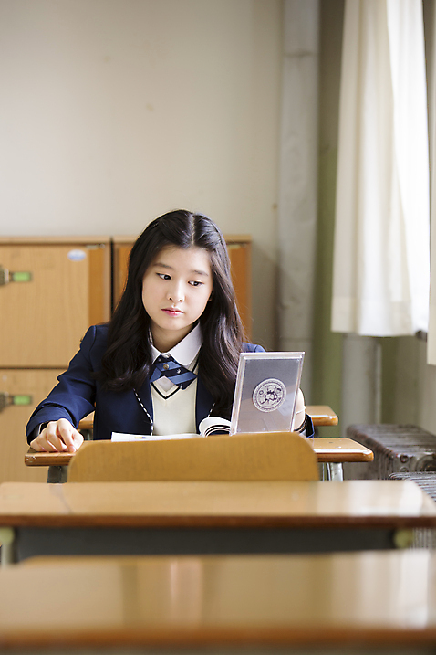 포토 JPG 주간 학생 응시 여학생 여자 교복 창문 교실 학교 청소년 여고생 고등학생 실내 한명 사람 앉기 동양인 상반신 앞모습 10대 책 뷰티 거울 한국인 책상 여자만 여자한명만 십대만 십대여자만 십대여자한명만 국내포토 자연요소 1 시선 옷 교육 뷰포인트 가구 모션 인종 내부 파일형식