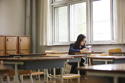 포토 JPG 주간 학생 응시 여학생 여자 교복 창문 교실 학교 청소년 여고생 고등학생 실내 한명 들기 사람 앉기 동양인 상반신 옆모습 10대 책 뷰티 거울 한국인 잡기 책상 여자만 여자한명만 십대만 십대여자만 십대여자한명만 국내포토 자연요소 1 시선 옷 교육 뷰포인트 가구 모션 인종 내부 파일형식