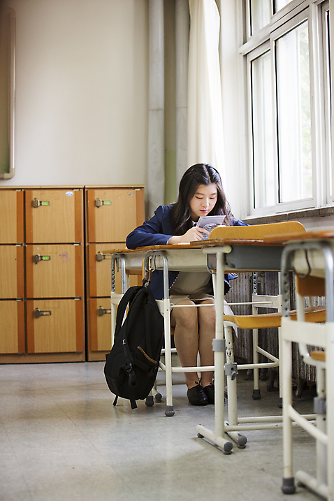 포토 JPG 주간 학생 응시 여학생 여자 교복 창문 교실 학교 청소년 여고생 고등학생 실내 한명 들기 사람 앉기 동양인 상반신 10대 책 뷰티 거울 한국인 잡기 책상 여자만 여자한명만 십대만 십대여자만 십대여자한명만 국내포토 자연요소 1 시선 옷 교육 가구 모션 인종 내부 파일형식
