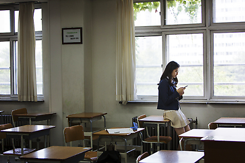 포토 JPG 주간 학생 응시 여학생 여자 교복 음악 이어폰 창문 교실 학교 청소년 여고생 고등학생 실내 한명 들기 사람 앉기 동양인 상반신 옆모습 10대 스마트폰 한국인 잡기 책상 여자만 여자한명만 십대만 십대여자만 십대여자한명만 국내포토 자연요소 1 시선 옷 교육 뷰포인트 음향기기 가구 모션 문화예술 인종 내부 핸드폰 스마트기기 파일형식