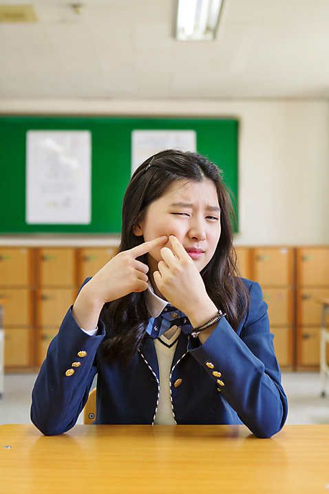 포토 JPG 주간 학생 여학생 여자 교복 교실 학교 청소년 여고생 고등학생 책장 실내 한명 사람 앉기 동양인 상반신 앞모습 아웃포커스 10대 뷰티 한국인 찡그림 피부관리 여드름 짜기 여자만 여자한명만 십대만 십대여자만 십대여자한명만 국내포토 자연요소 1 옷 교육 뷰포인트 가구 모션 촬영기법 표정 인종 내부 파일형식