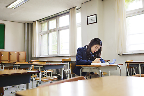 포토 JPG 주간 학생 여학생 여자 교복 의자 교실 학교 청소년 고등학생 실내 한명 들기 사람 앉기 동양인 상반신 10대 책 펜 한국인 책상 여자만 여자한명만 십대만 십대여자만 십대여자한명만 국내포토 자연요소 1 옷 교육 가구 모션 인종 내부 필기구 파일형식