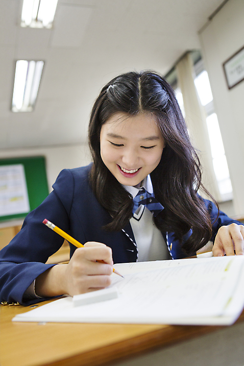 포토 JPG 주간 학생 여학생 여자 교복 교실 학교 청소년 고등학생 실내 한명 웃음 들기 사람 앉기 동양인 상반신 10대 책 연필 한국인 책상 여자만 여자한명만 십대만 십대여자만 십대여자한명만 국내포토 자연요소 1 옷 교육 가구 모션 학용품 표정 인종 내부 필기구 파일형식