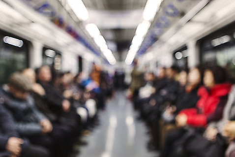 포토 육상교통 가구 다수 컨셉 모션 대중교통 촬영기법 사람 내부 파일형식 JPG 의자 실내 앉기 여러명 전철 소프트포커스 신비 보케 승객 감성 군중 국내포토