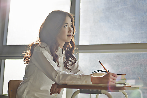 포토 JPG 라이프스타일 여자 안경 대학생 의자 창문 모션 대학생라이프 실내 한명 들기 사람 앉기 동양인 상반신 20대 성인 옆모습 책 캐주얼 연필 한국인 강의실 책상 열정 여자만 여자한명만 성인여자만 청년만 청년여자만 성인한명만 청년여자한명만 성인여자한명만 성인만 미소_표정 국내포토 1 학생 잡화 옷 교육 감정 뷰포인트 가구 학용품 표정 인종 청년 내부 생활 필기구 공간 파일형식