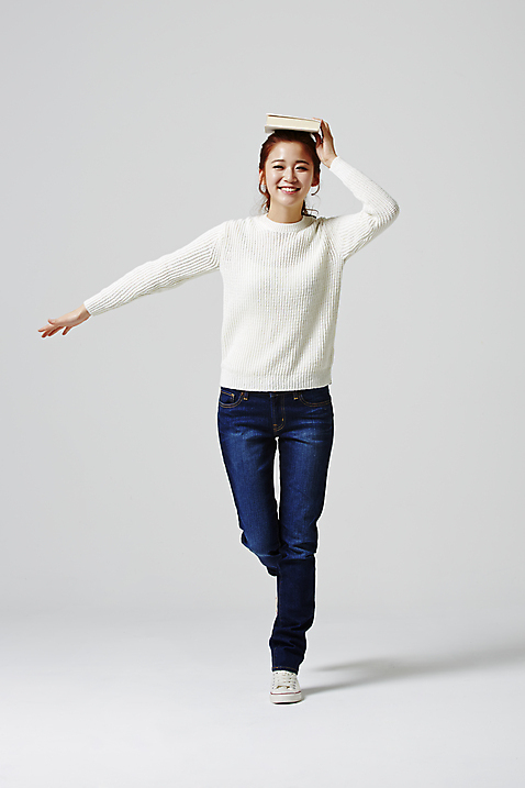 포토 JPG 스튜디오촬영 전신 라이프스타일 여자 대학생 모션 대학생라이프 실내 한명 서기 사람 동양인 손짓 20대 성인 앞모습 책 캐주얼 한국인 여자만 여자한명만 성인여자만 청년만 청년여자만 성인한명만 청년여자한명만 성인여자한명만 성인만 미소_표정 국내포토 1 학생 옷 뷰포인트 표정 인종 청년 내부 생활 파일형식