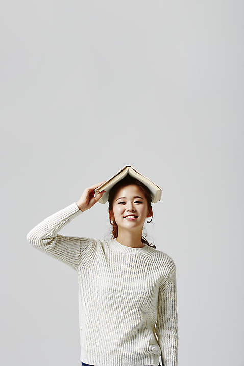 포토 JPG 스튜디오촬영 라이프스타일 여자 대학생 모션 대학생라이프 실내 한명 서기 들기 사람 동양인 상반신 20대 성인 앞모습 책 캐주얼 한국인 여자만 여자한명만 성인여자만 청년만 청년여자만 성인한명만 청년여자한명만 성인여자한명만 성인만 미소_표정 국내포토 1 학생 옷 뷰포인트 표정 인종 청년 내부 생활 파일형식