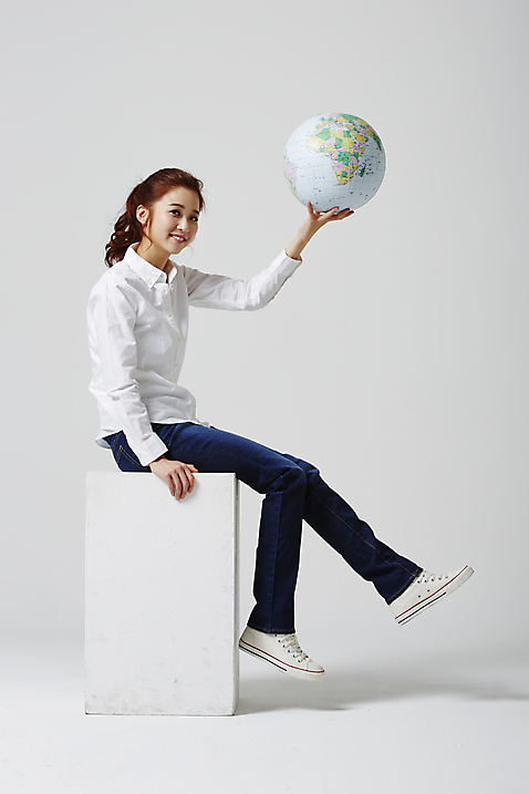 포토 JPG 스튜디오촬영 전신 라이프스타일 여자 대학생 모션 대학생라이프 실내 한명 들기 사람 앉기 동양인 20대 성인 옆모습 캐주얼 지구본 한국인 여자만 여자한명만 성인여자만 청년만 청년여자만 성인한명만 청년여자한명만 성인여자한명만 성인만 미소_표정 국내포토 1 학생 옷 뷰포인트 표정 인종 청년 내부 생활 파일형식