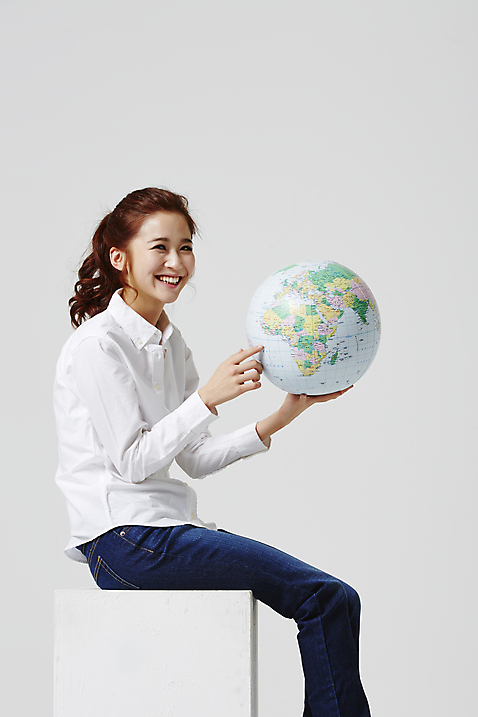 포토 JPG 스튜디오촬영 라이프스타일 여자 대학생 모션 대학생라이프 실내 한명 들기 사람 앉기 동양인 상반신 20대 성인 옆모습 캐주얼 지구본 한국인 여자만 여자한명만 성인여자만 청년만 청년여자만 성인한명만 청년여자한명만 성인여자한명만 성인만 미소_표정 국내포토 1 학생 옷 뷰포인트 표정 인종 청년 내부 생활 파일형식
