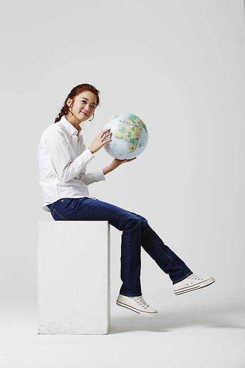 포토 JPG 스튜디오촬영 전신 라이프스타일 여자 대학생 모션 대학생라이프 실내 한명 들기 사람 앉기 동양인 20대 성인 옆모습 캐주얼 지구본 한국인 여자만 여자한명만 성인여자만 청년만 청년여자만 성인한명만 청년여자한명만 성인여자한명만 성인만 미소_표정 국내포토 1 학생 옷 뷰포인트 표정 인종 청년 내부 생활 파일형식
