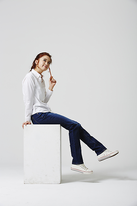 포토 JPG 스튜디오촬영 전신 라이프스타일 응시 여자 대학생 모션 대학생라이프 실내 한명 들기 사람 앉기 동양인 20대 성인 옆모습 캐주얼 연필 한국인 올려보기 여자만 여자한명만 성인여자만 청년만 청년여자만 성인한명만 청년여자한명만 성인여자한명만 성인만 미소_표정 국내포토 1 학생 시선 옷 뷰포인트 학용품 표정 인종 청년 내부 생활 필기구 파일형식