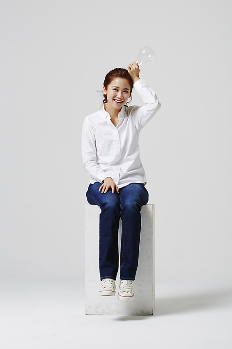 포토 JPG 스튜디오촬영 전신 라이프스타일 여자 대학생 전구 모션 대학생라이프 실내 한명 들기 사람 앉기 동양인 손짓 20대 성인 앞모습 캐주얼 한국인 여자만 여자한명만 성인여자만 청년만 청년여자만 성인한명만 청년여자한명만 성인여자한명만 성인만 미소_표정 국내포토 1 학생 옷 뷰포인트 표정 인종 청년 내부 생활 파일형식