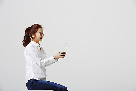 포토 JPG 스튜디오촬영 라이프스타일 여자 대학생 전구 모션 대학생라이프 실내 한명 들기 사람 앉기 동양인 상반신 20대 성인 옆모습 캐주얼 한국인 여자만 여자한명만 성인여자만 청년만 청년여자만 성인한명만 청년여자한명만 성인여자한명만 성인만 미소_표정 국내포토 1 학생 옷 뷰포인트 표정 인종 청년 내부 생활 파일형식