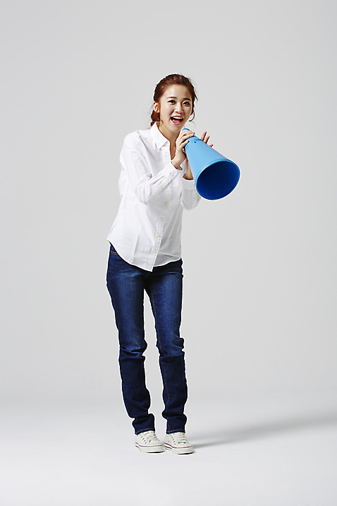 포토 JPG 스튜디오촬영 전신 라이프스타일 여자 대학생 모션 대학생라이프 실내 한명 서기 들기 사람 동양인 20대 성인 앞모습 캐주얼 확성기 외침 한국인 여자만 여자한명만 성인여자만 청년만 청년여자만 성인한명만 청년여자한명만 성인여자한명만 성인만 미소_표정 국내포토 1 학생 옷 뷰포인트 표정 인종 청년 내부 생활 소리 파일형식