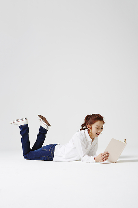 포토 JPG 스튜디오촬영 전신 라이프스타일 여자 엎드리기 대학생 모션 대학생라이프 실내 한명 들기 사람 동양인 20대 성인 옆모습 책 캐주얼 독서 한국인 읽기 다리들기 여자만 여자한명만 성인여자만 청년만 청년여자만 성인한명만 청년여자한명만 성인여자한명만 성인만 미소_표정 국내포토 1 학생 옷 뷰포인트 표정 인종 청년 내부 생활 파일형식