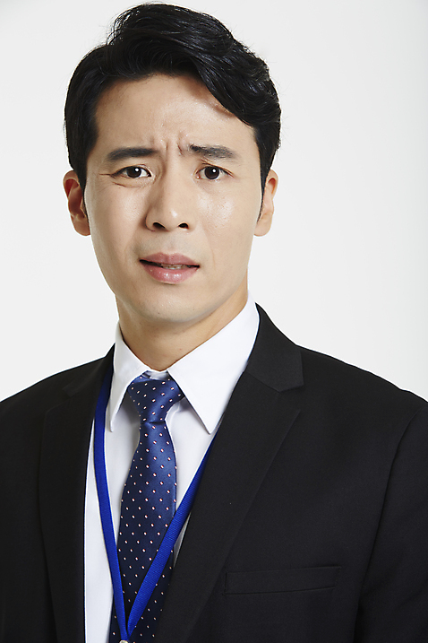 포토 JPG 스튜디오촬영 남자 실내 한명 정장 상반신 성인 앞모습 30대 한국인 분노 짜증 비즈니스맨 찡그림 성인남자한명만 장년남자한명만 국내포토 1 옷 감정 뷰포인트 비즈니스 표정 사람 동양인 내부 장년 직장인 남자한명만 성인남자만 장년남자만 파일형식