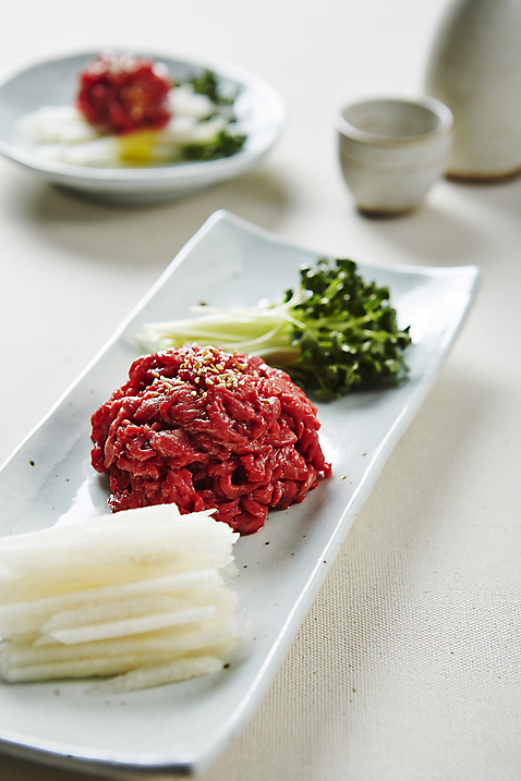 포토 식기 음식 과일 실내 생고기 내부 새싹채소 파일형식 접시 배 무순 육회 사람없음 JPG 스튜디오촬영 한식 국내포토