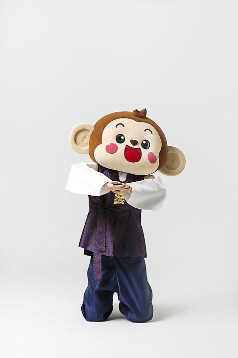 포토 JPG 스튜디오촬영 남자 실내 한명 웃음 상반신 20대 성인 앞모습 한국인 원숭이 예절 절_인사 무릎꿇기 한복 손모으기 원숭이캐릭터 동물탈 원숭이머리 인형탈 남자만 청년남자한명만 성인남자한명만 미소_표정 국내포토 1 한국전통 뷰포인트 동물캐릭터 포유류 모션 표정 사람 동양인 손짓 청년 내부 인사 전통의상 탈 남자한명만 성인남자만 청년남자만 파일형식