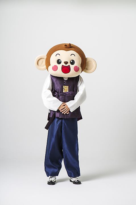 포토 JPG 스튜디오촬영 전신 남자 실내 한명 서기 웃음 20대 성인 앞모습 한국인 원숭이 예절 절_인사 한복 손모으기 원숭이캐릭터 동물탈 원숭이머리 인형탈 남자만 청년남자한명만 성인남자한명만 미소_표정 국내포토 1 한국전통 뷰포인트 동물캐릭터 포유류 모션 표정 사람 동양인 손짓 청년 내부 인사 전통의상 탈 남자한명만 성인남자만 청년남자만 파일형식
