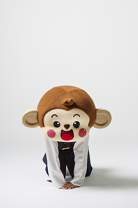 포토 JPG 스튜디오촬영 남자 실내 허리숙이기 한명 웃음 상반신 20대 성인 앞모습 한국인 원숭이 예절 절_인사 무릎꿇기 한복 손모으기 원숭이캐릭터 동물탈 원숭이머리 인형탈 손짚기 남자만 청년남자한명만 성인남자한명만 미소_표정 국내포토 1 한국전통 뷰포인트 동물캐릭터 포유류 모션 표정 숙이기 사람 동양인 손짓 청년 내부 인사 전통의상 탈 남자한명만 성인남자만 청년남자만 파일형식