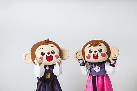 포토 JPG 스튜디오촬영 커플 여자 남자 실내 웃음 손짓 상반신 20대 성인 두명 앞모습 한국인 원숭이 한복 원숭이캐릭터 손하트 동물탈 원숭이머리 인형탈 청년만 성인만 미소_표정 국내포토 한국전통 뷰포인트 동물캐릭터 포유류 관계 모션 표정 사람 동양인 청년 내부 전통의상 탈 파일형식