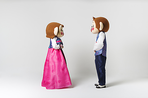 포토 JPG 스튜디오촬영 전신 커플 여자 남자 실내 서기 20대 성인 두명 옆모습 마주보기 한국인 원숭이 인사 한복 손모으기 원숭이캐릭터 동물탈 배꼽인사 원숭이머리 인형탈 청년만 성인만 국내포토 한국전통 뷰포인트 동물캐릭터 포유류 관계 모션 사람 동양인 손짓 청년 내부 예절 전통의상 탈 파일형식