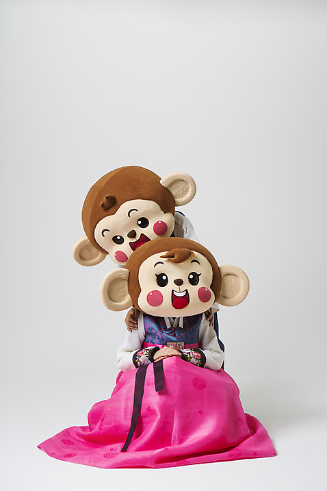 포토 JPG 스튜디오촬영 전신 커플 여자 남자 실내 웃음 앉기 상반신 20대 성인 두명 앞모습 한국인 원숭이 마사지 한복 원숭이캐릭터 동물탈 어깨주무르기 원숭이머리 인형탈 청년만 성인만 미소_표정 국내포토 한국전통 뷰포인트 동물캐릭터 포유류 관계 모션 표정 사람 동양인 청년 내부 전통의상 탈 주무르기 파일형식