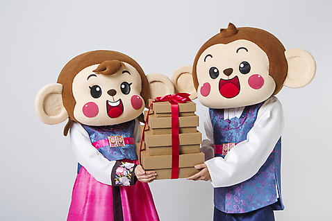 포토 JPG 스튜디오촬영 커플 여자 남자 실내 서기 웃음 들기 상반신 20대 성인 두명 앞모습 선물상자 한국인 원숭이 한복 원숭이캐릭터 동물탈 원숭이머리 인형탈 청년만 성인만 미소_표정 국내포토 한국전통 뷰포인트 동물캐릭터 포유류 관계 모션 표정 선물 사람 동양인 청년 내부 상자 전통의상 탈 파일형식