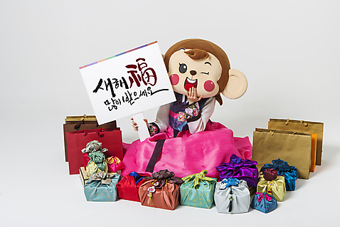 포토 JPG 스튜디오촬영 여자 새해 실내 선물 윙크 한명 웃음 들기 앉기 20대 성인 앞모습 쇼핑백 팻말 한국인 원숭이 한복 입가림 새해복많이받으세요 원숭이캐릭터 선물세트 동물탈 새해선물 원숭이머리 인형탈 여자만 청년여자한명만 성인여자한명만 복_한자 미소_표정 국내포토 1 한국전통 뷰포인트 동물캐릭터 가방 포유류 모션 프레임 표정 사람 동양인 청년 내부 한자 가림 전통의상 탈 여자한명만 성인여자만 청년여자만 파일형식 명절선물