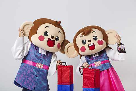 포토 JPG 스튜디오촬영 커플 여자 남자 실내 서기 웃음 들기 상반신 20대 성인 두명 앞모습 신체부위 한국인 원숭이 잡기 한복 청사초롱 귀 원숭이캐릭터 동물탈 원숭이머리 인형탈 청년만 성인만 미소_표정 국내포토 한국전통 뷰포인트 동물캐릭터 포유류 관계 모션 표정 사람 동양인 청년 내부 전통의상 탈 파일형식