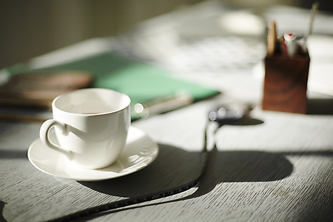 포토 커피 가구 비즈니스 잔 촬영기법 실내 내부 파일형식 아웃포커스 사람없음 커피잔 책상 JPG 사무실 스튜디오촬영 국내포토