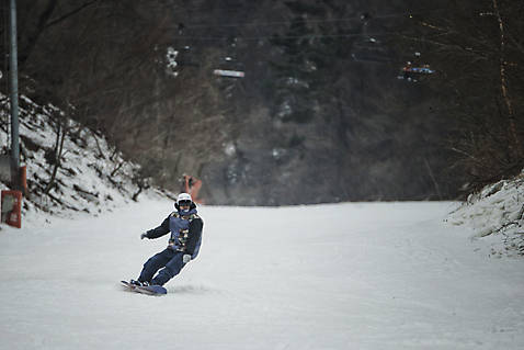 포토 자연요소 1 옷 계절 모션 스키 스키장 운동선수 눈_날씨 사람 동양인 장년 보드_스포츠 보호장비 용평 남자한명만 성인남자만 장년남자만 파일형식 설원 활강 스노우보드 스노우보더 서기 전신 30대 한명 주간 야외 스키복 한국인 남자 헬멧 고글 JPG 겨울 성인남자한명만 장년남자한명만 용평스키장 국내포토