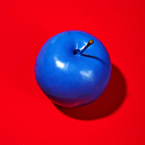 포토 JPG 음식 과일 실내 사람없음 빨간색 파란색 한개 사과 팝아트 클래식블루 트렌드컬러 국내포토 1 컬러 내부 그림 파일형식 트랜드컬러