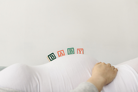 포토 JPG 손 영어 여자 한명 상반신 20대 성인 옆모습 신체부위 눕기 블록 임산부 임신 한국인 아기 배_신체부위 국내포토 문자 1 뷰포인트 모션 사람 동양인 청년 파일형식