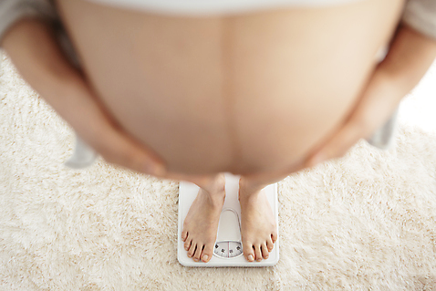 포토 JPG 손 여자 맨발 실내 한명 서기 20대 성인 앞모습 아웃포커스 하이앵글 임산부 임신 한국인 하반신 배_신체부위 몸무게 체중계 무게측정 국내포토 1 뷰포인트 모션 발 촬영기법 사람 동양인 청년 내부 신체부위 측정 파일형식