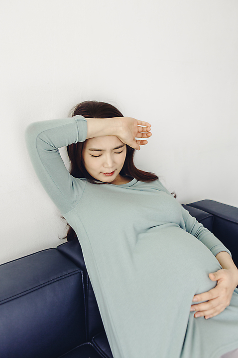 포토 JPG 여자 실내 한명 앉기 상반신 20대 성인 소파 눈감음 임산부 임신 고통 한국인 찡그림 괴로움 불쾌함 진통 청년여자한명만 성인여자한명만 국내포토 1 감정 의자 모션 표정 사람 동양인 청년 내부 여자한명만 성인여자만 청년여자만 파일형식
