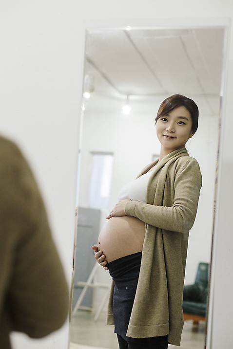 포토 JPG 여자 실내 한명 서기 상반신 20대 성인 옆모습 반사 임산부 임신 한국인 전신거울 청년여자한명만 성인여자한명만 국내포토 1 뷰포인트 모션 사람 동양인 청년 내부 거울 여자한명만 성인여자만 청년여자만 파일형식