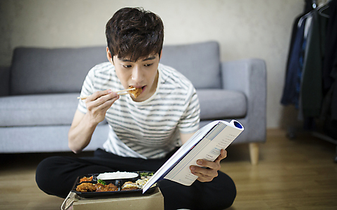 포토 1 음식 의자 모션 사람 동양인 청년 내부 구직 남자한명만 성인남자만 파일형식 JPG 한국인 성인 남자 실내 소파 거실 취업준비생 한명 도시락 먹기 20대 성인남자한명만 국내포토