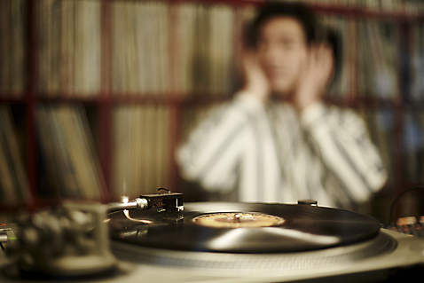 포토 1 라이프스타일 음악 뷰포인트 중년 컨셉 모션 문화예술 촬영기법 사람 동양인 성인 내부 다방 남자한명만 중년남자만 파일형식 한명 40대 중년라이프 JPG 남자 중년남자한명만 남자만 한국인 음악다방 추억 실내 빈티지 앉기 턴테이블 듣기 아웃포커스 앞모습 상반신 DJ 국내포토