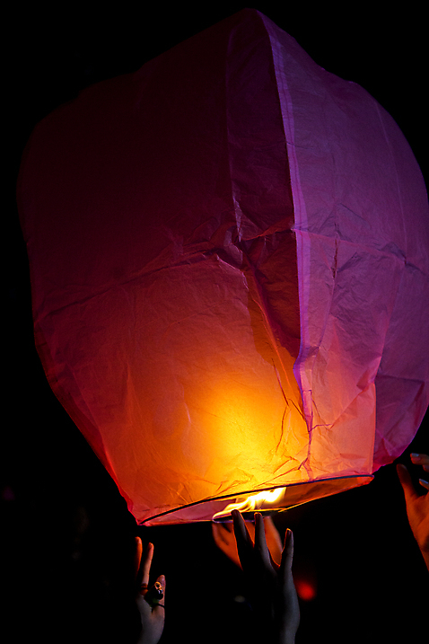 포토 자연요소 계절 공원 종교 하늘 조명 한국 사람 신체부위 축제 야간 경상도 등축제 풍등 대구_경상북도 대구_한국 파일형식 풍등축제 두명 손 밤하늘 풍등날리기 야외 JPG 대구풍등축제 소원 여행 불교 풍경 봄 경상북도 대구시 두류공원 국내포토