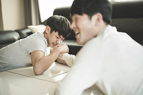 포토 JPG 남자 아들 엎드리기 40대 중년 거실 가족 청소년 실내 앉기 성인 두명 앞모습 뒷모습 10대 손잡기 경쟁 한국인 가족라이프 아빠 팔씨름 부자지간 남자만 국내포토 라이프스타일 뷰포인트 컨셉 관계 모션 놀이 사람 동양인 내부 파일형식