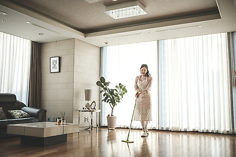 포토 1 라이프스타일 뷰포인트 중년 컨셉 모션 표정 사람 동양인 성인 내부 여자한명만 중년여자만 파일형식 JPG 한국인 실내 한명 우먼라이프 40대 여자 미소 앞모습 청소 서기 가사 전신 깨끗함 주부 중년여자한명만 거실 국내포토