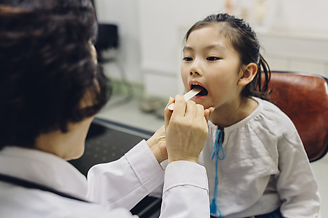포토 JPG 여자 어린이 의학 실내 병원 입벌림 앉기 성인 두명 진료 한국인 환자 의사 의사가운 60대 여의사 진료실 소녀_어린이 국내포토 노년 모션 표정 사람 동양인 내부 의료진 가운 파일형식