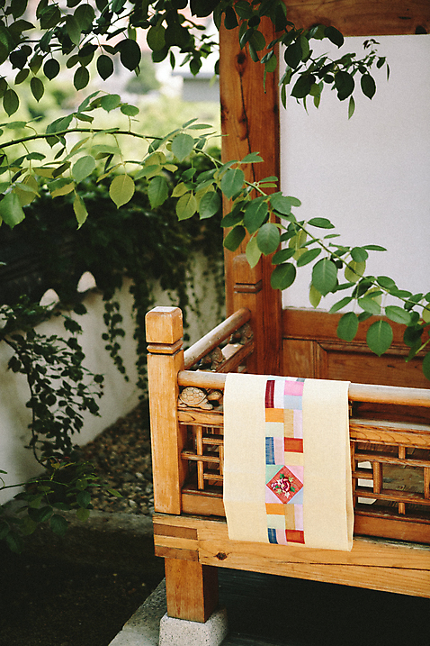 포토 JPG 주간 전통 한옥 전통소품 사람없음 야외 풀잎 조각보 국내포토 자연요소 한국전통 고건축 잎 보자기_천 풀_식물 오브젝트 파일형식