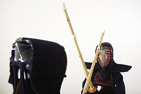 포토 학생 여자 교육 남자 무기 뷰포인트 컨셉 모션 청소년 실내 건강 도복 사람 동양인 내부 격투기 장비 검 검도 파일형식 운동 사교육 스튜디오촬영 JPG 한국인 방과후 검도복 10대 십대만 경쟁 뒷모습 서기 목검 두명 앞모습 상반신 보호장비 스포츠 여학생 남학생 성인만 국내포토