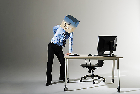 포토 1 라이프스타일 옷 남자 감정 뷰포인트 의자 비즈니스 모션 실내 사람 동양인 내부 장년 컴퓨터 상자 고통 직장인 책상 남자한명만 성인남자만 파일형식 앞모습 서기 허리통증 전신 한국인 비즈니스라이프 스튜디오촬영 JPG 성인 비즈니스맨 성인남자한명만 한명 30대 종이상자 정장 사무용책상 모니터 사무용의자 국내포토