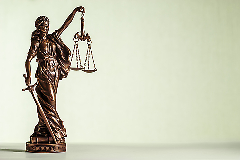 포토 JPG 해외이미지 들기 사람없음 동상 조각상 칼 오브젝트 법 의사봉 재판 정의의여신상 천칭저울 해외202004 해외포토 모션 저울 조형물 기념물 여신상 파일형식 이미지허브