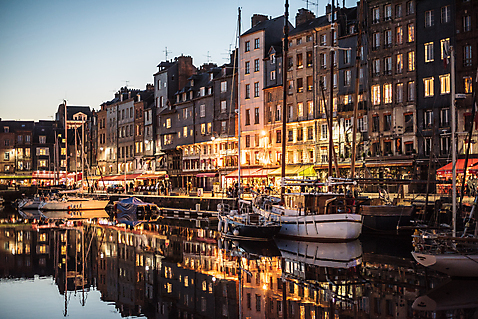 포토 자연요소 해외 유럽 배_교통 풍경 항구 프랑스 파일형식 야간 요트 부둣가 빛 사람없음 JPG 해외풍경 유럽풍경 야외 옹플뢰르 국내포토